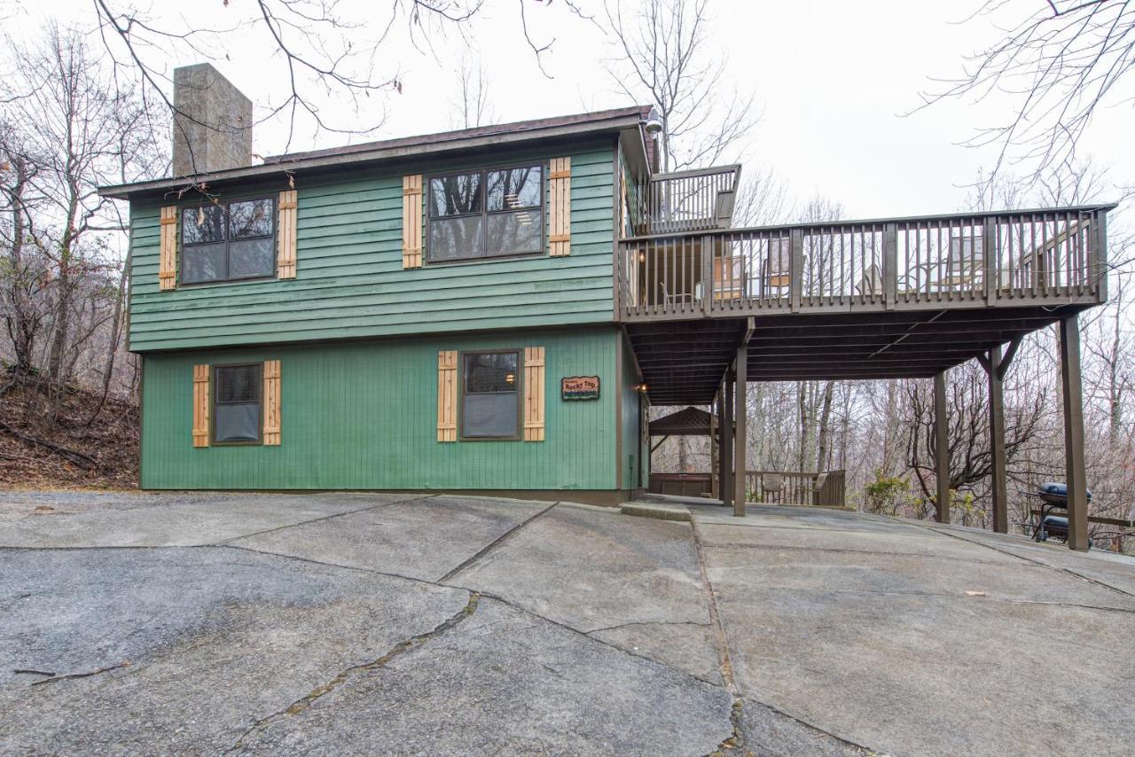 Holiday home Rocky Top Lodge, 6 Bedrooms, Pool Access, Hot Tub, Mountain View, Sleeps 14 *