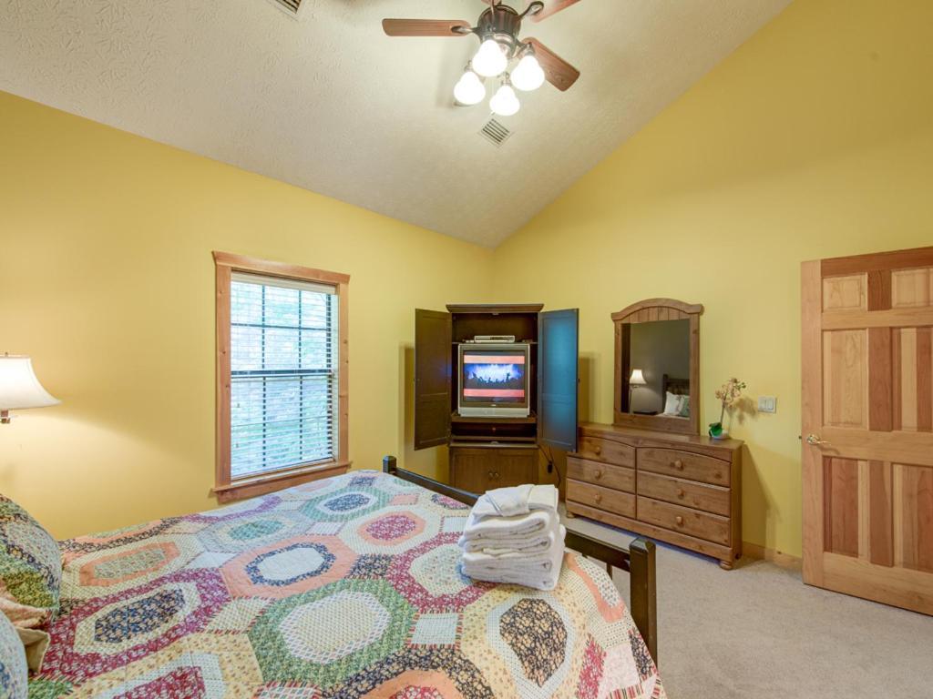 Holiday home Chipmunk Chase, 2 Bedrooms, Sleeps 8, Hot Tub, Pool Table, Fireplace *