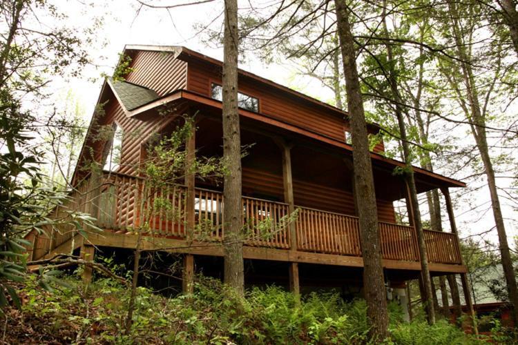 Chipmunk Chase, 2 Bedrooms, Sleeps 8, Hot Tub, Pool Table, Fireplace Gatlinburg