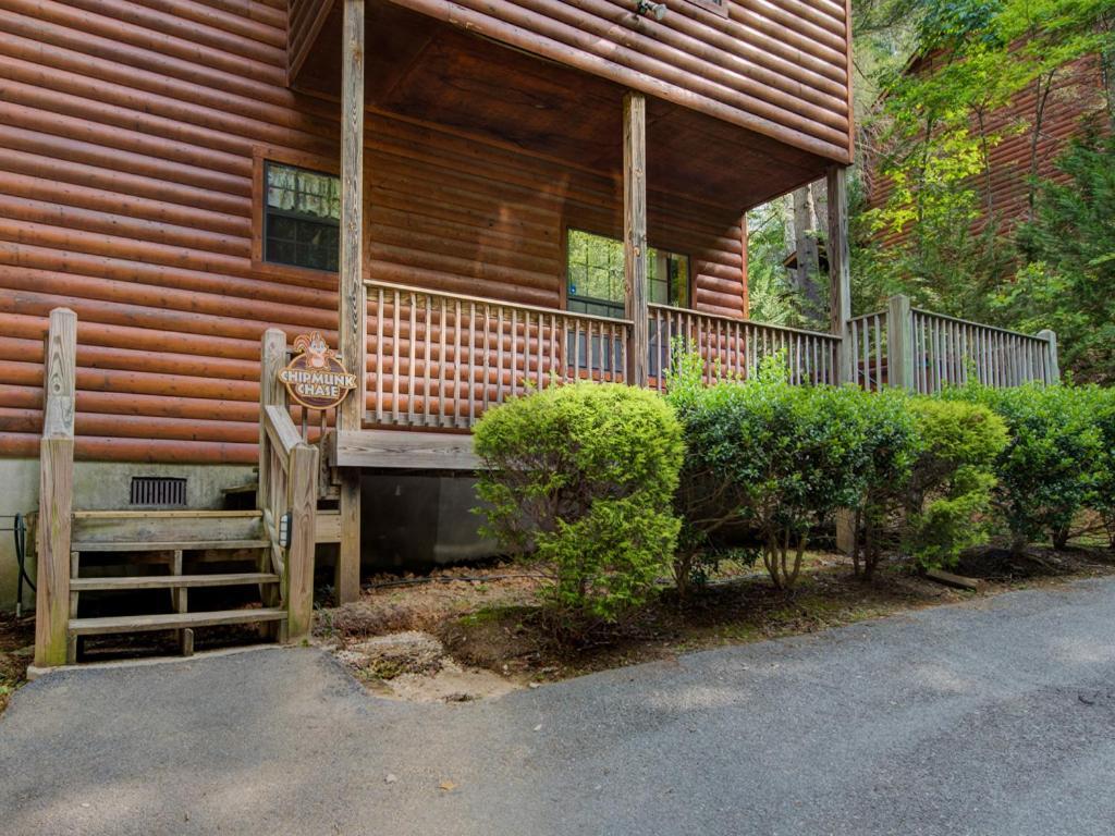 Chipmunk Chase, 2 Bedrooms, Sleeps 8, Hot Tub, Pool Table, Fireplace Gatlinburg