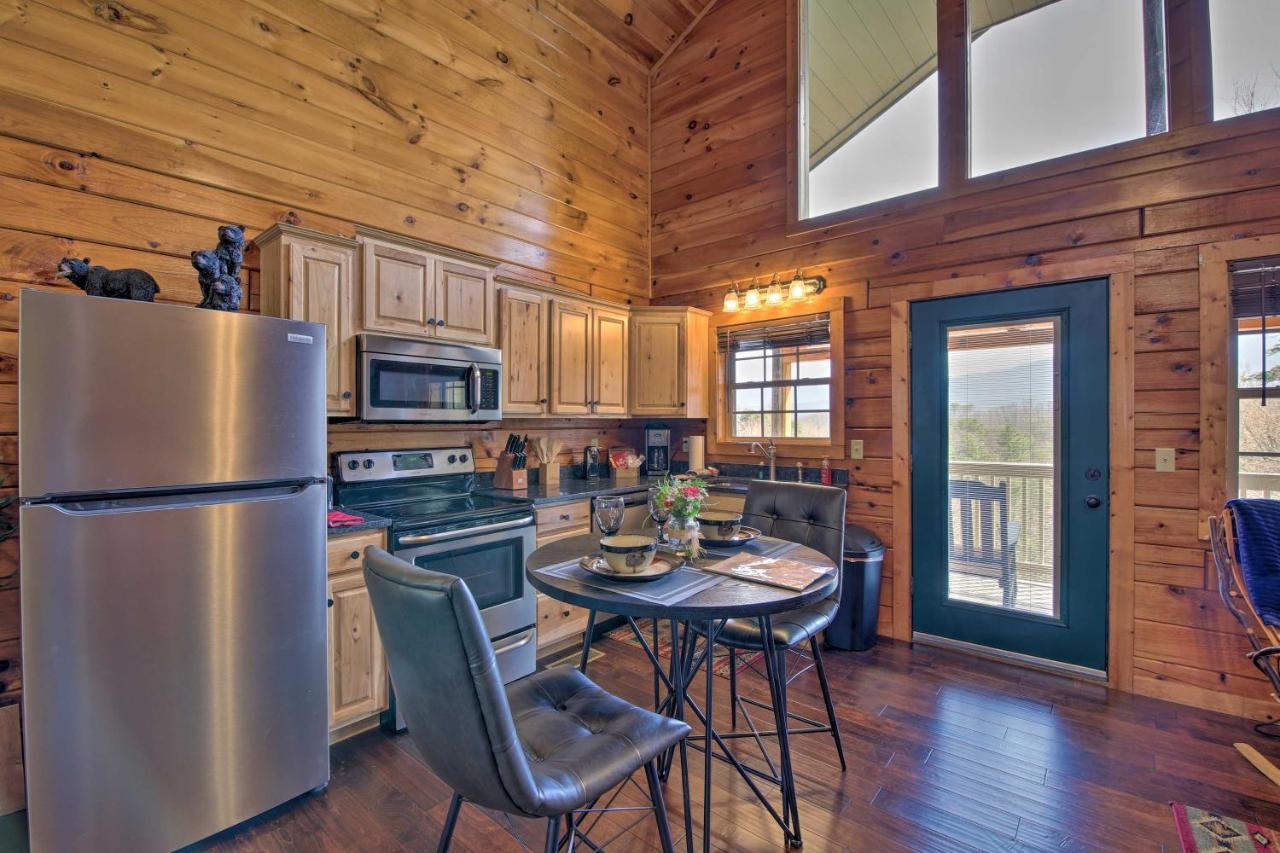 With Pool Table And Hot Tub! Holiday home Gatlinburg