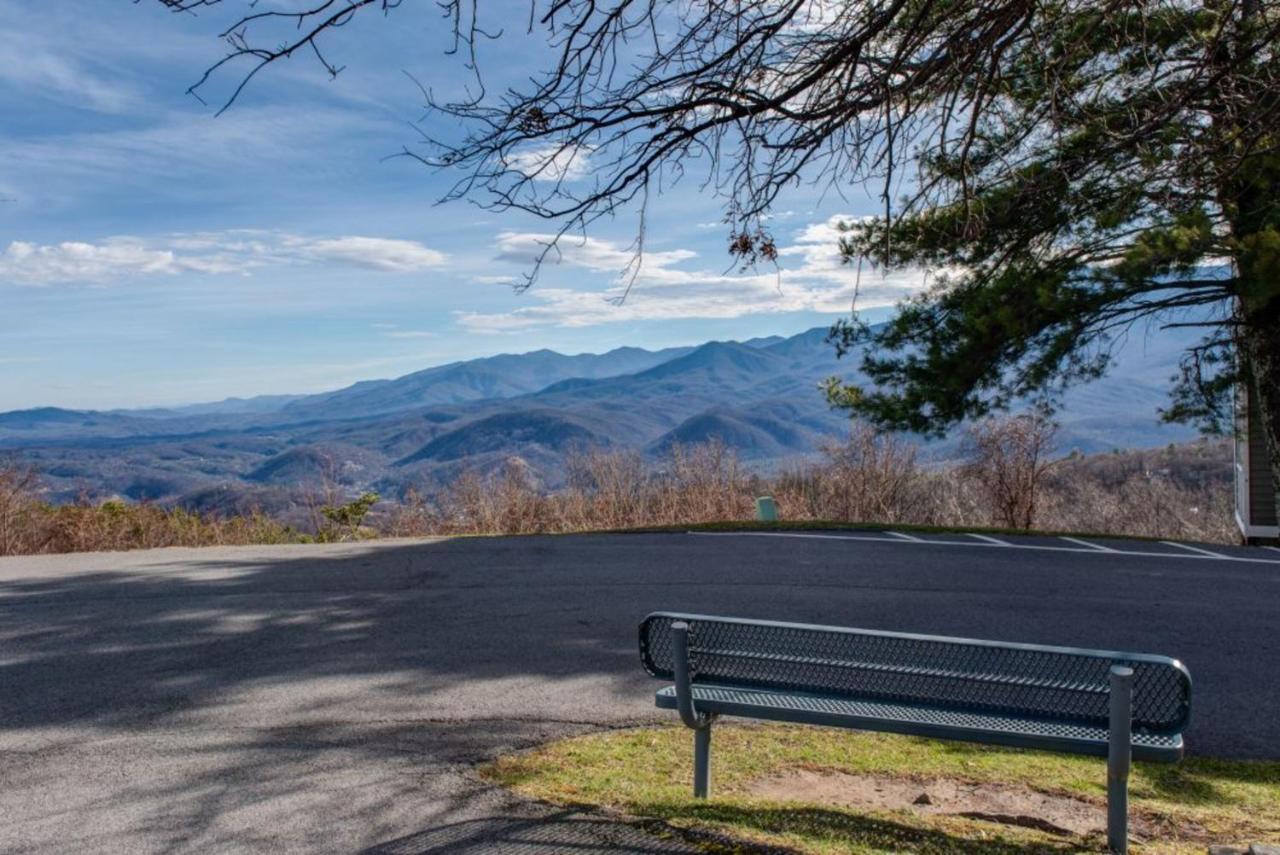 Smoky Mountains With Balcony * Gatlinburg
