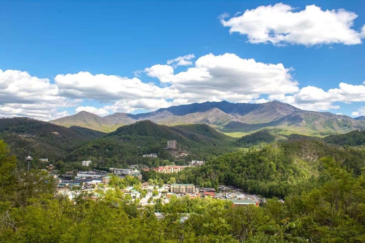 Smoky Mountains With Balcony * Gatlinburg
