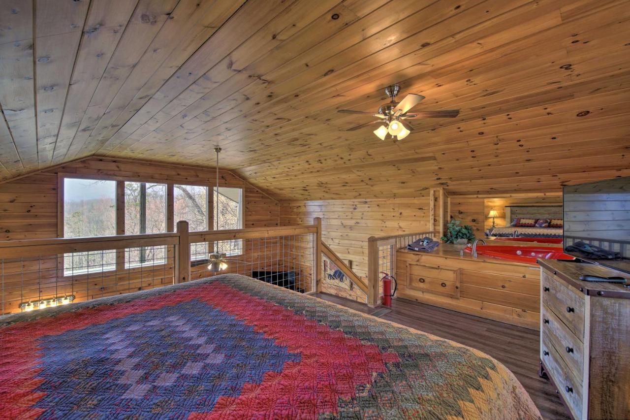 With Pool Table And Hot Tub! Holiday home Gatlinburg