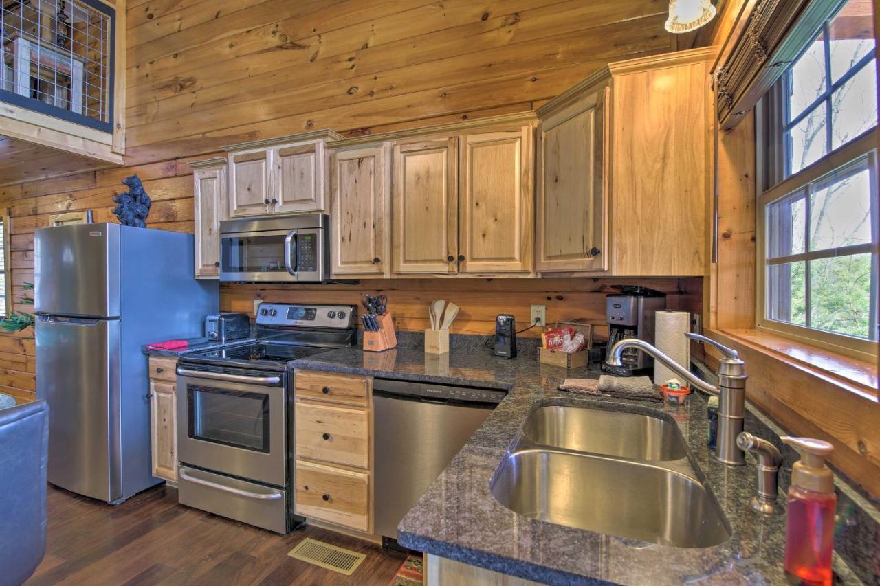 With Pool Table And Hot Tub! *