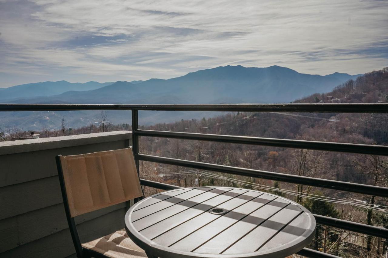 Smoky Mountains With Balcony Apartment