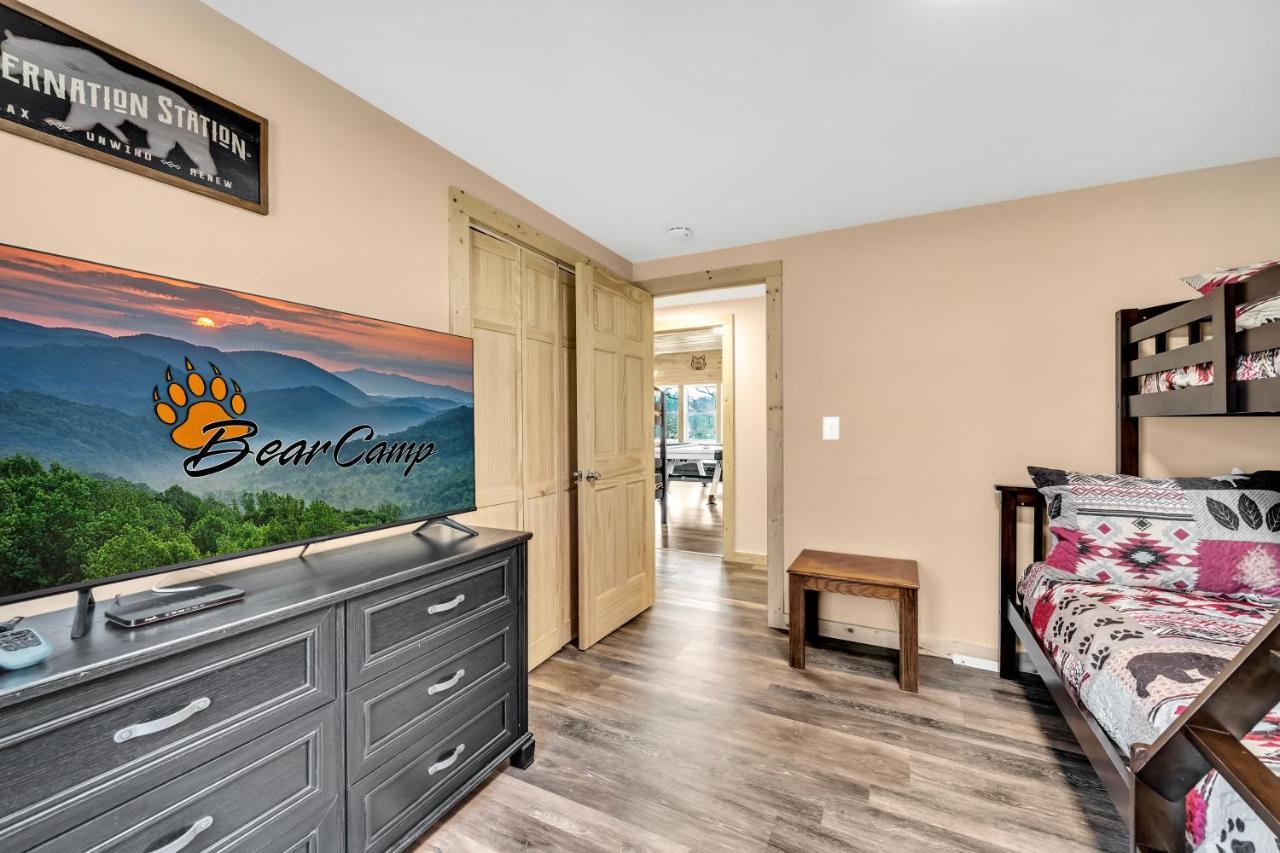 Whispering Winds, Hot Tub, Game Room, Wifi, 1089 Free Tickets Each Paid Day, Dollywood And * Gatlinburg