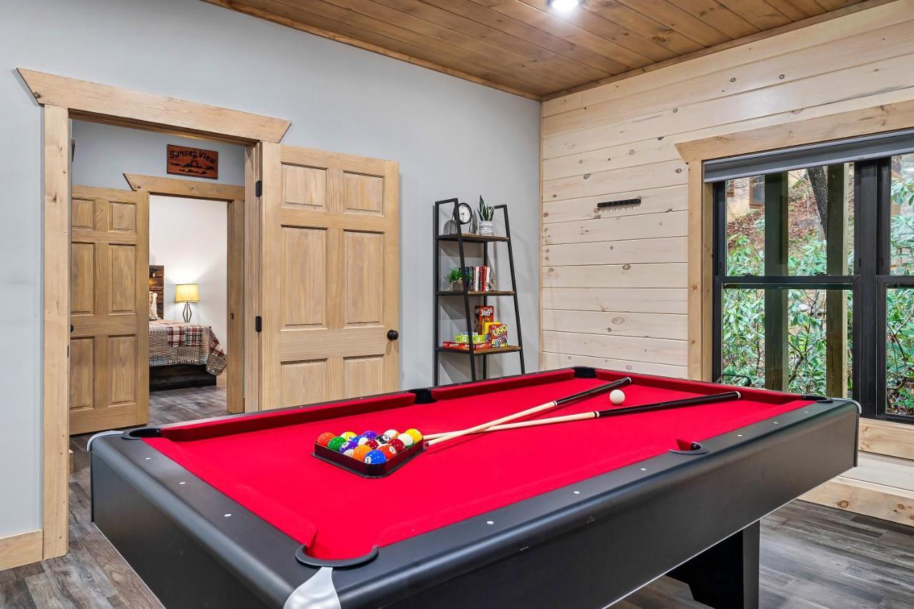 New Luxury Vacation In Smoky - Theater Holiday home