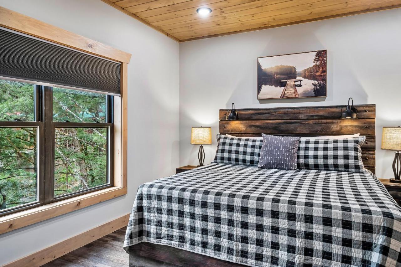 New Luxury Vacation In Smoky - Theater Holiday home