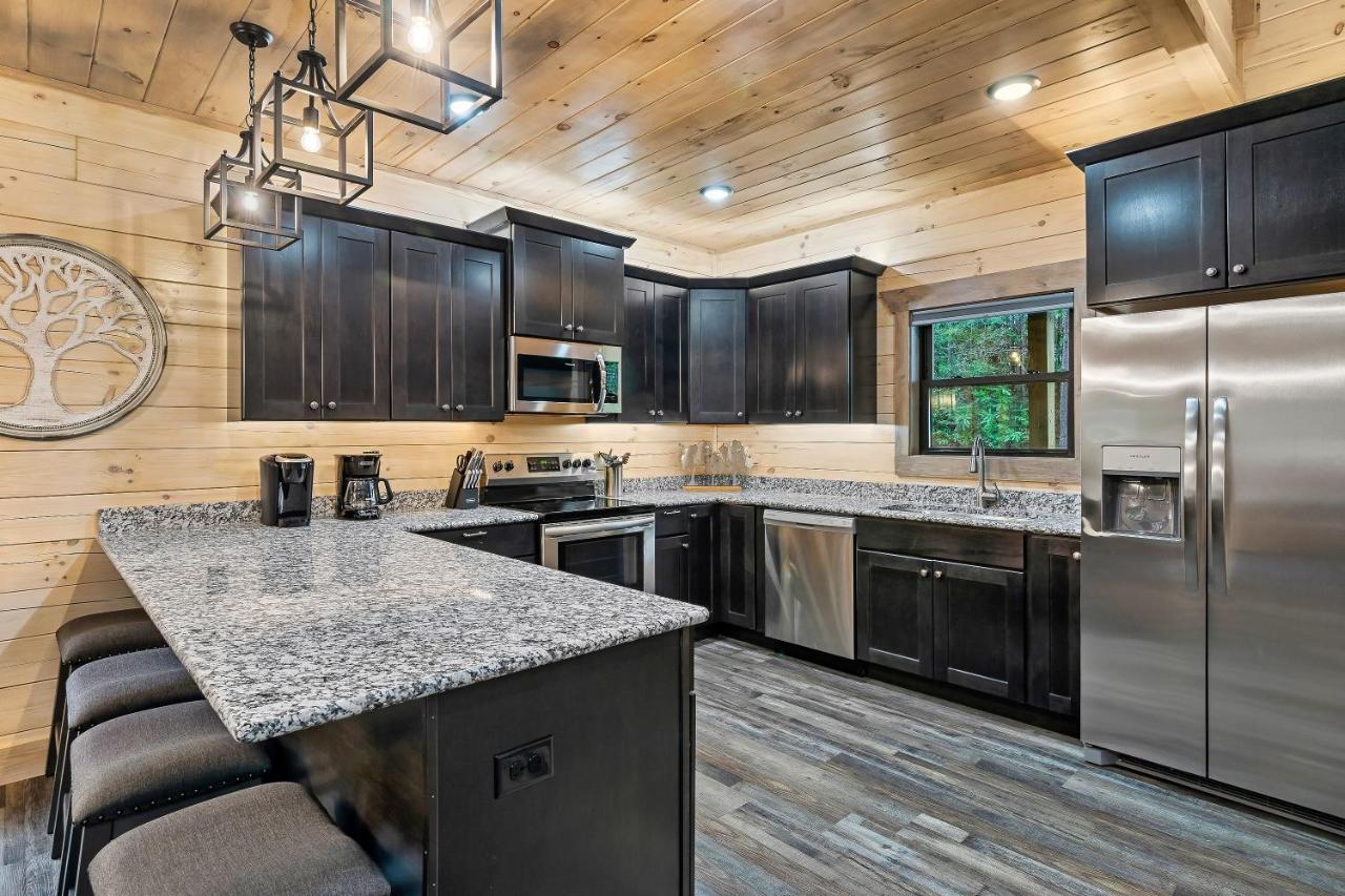 New Luxury Vacation In Smoky - Theater Holiday home Gatlinburg