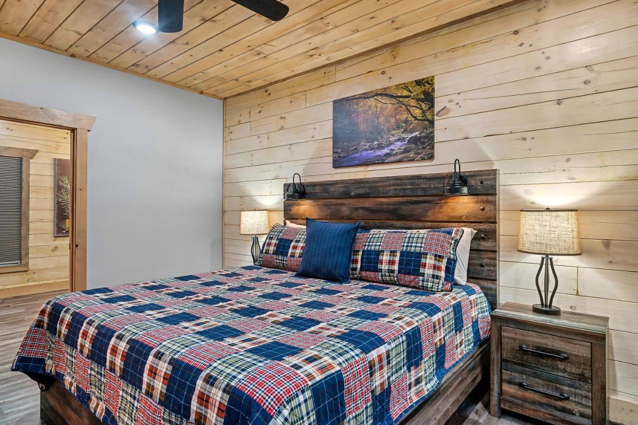 New Luxury Vacation In Smoky - Theater Holiday home