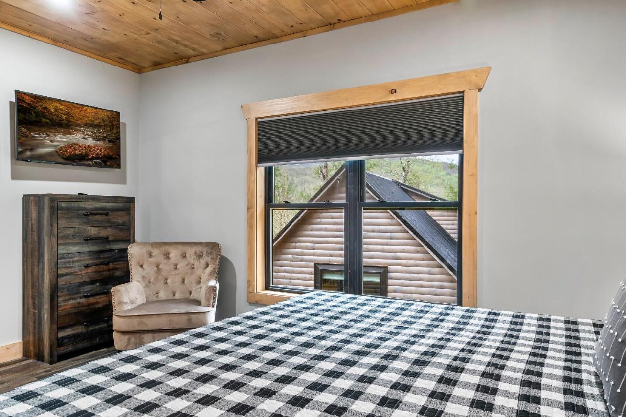 New Luxury Vacation In Smoky - Theater
