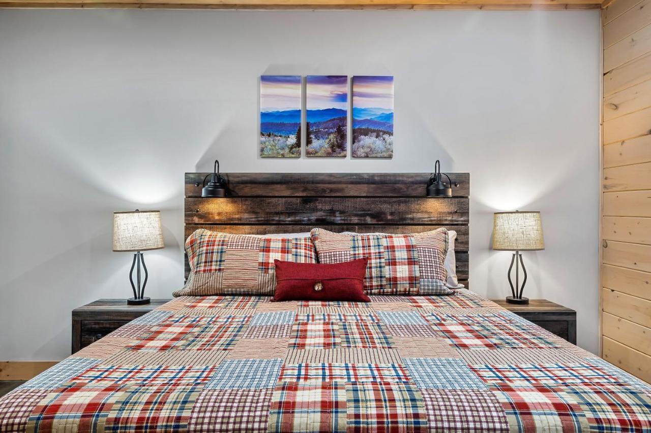 New Luxury Vacation In Smoky - Theater Gatlinburg