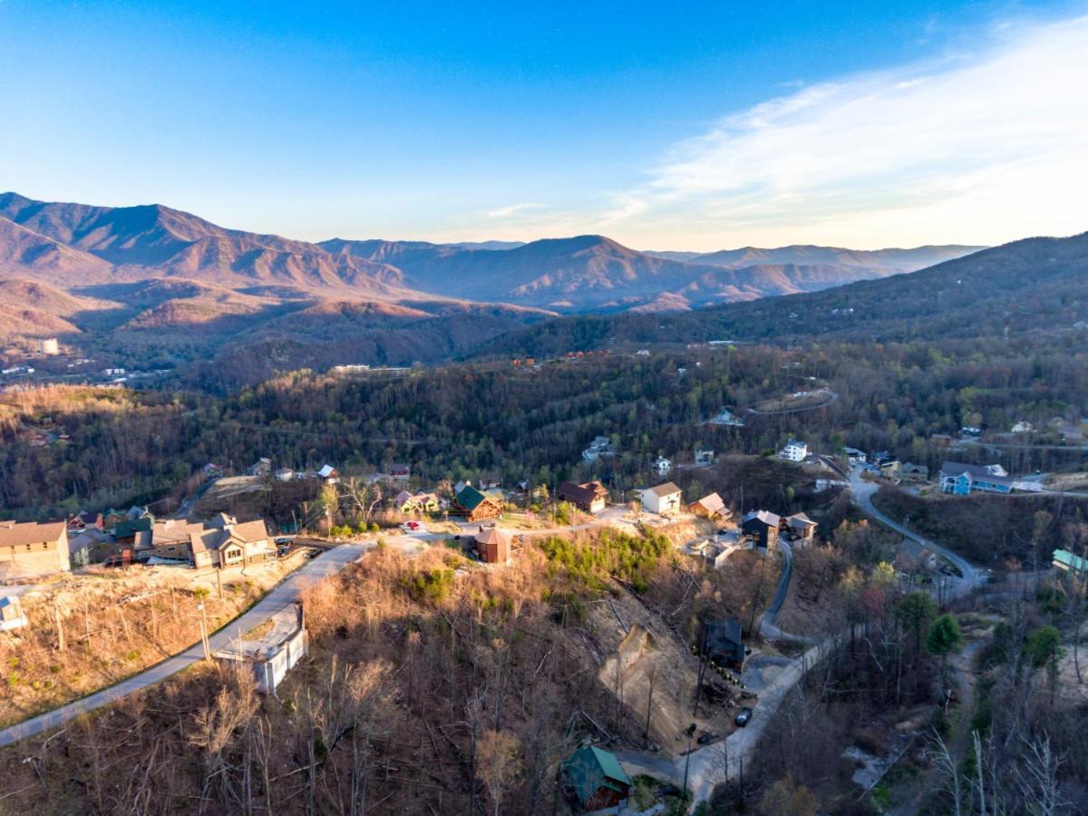 Piney Estate Hot Tub Game Theater Gatlinburg
