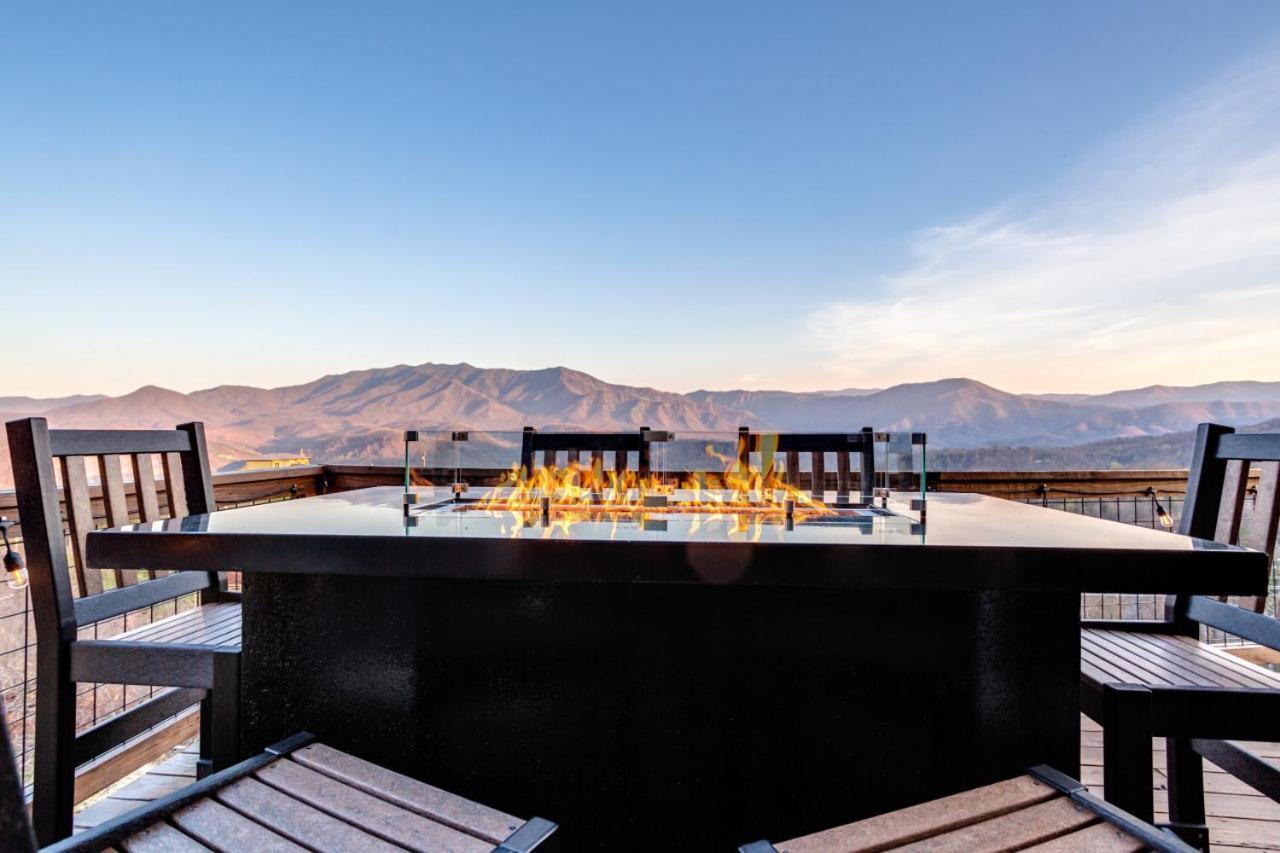 Piney Estate Hot Tub Game Theater *
