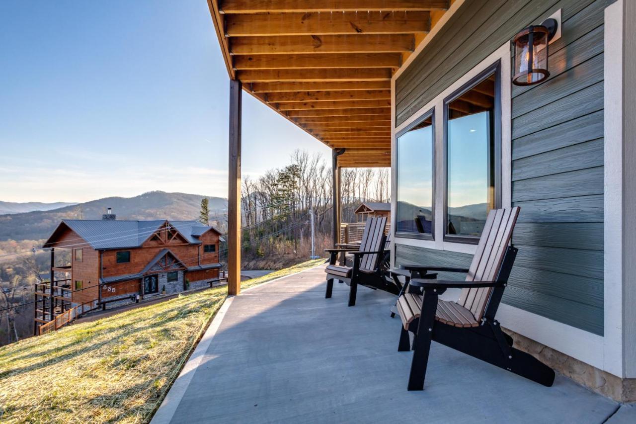 Piney Estate Hot Tub Game Theater *