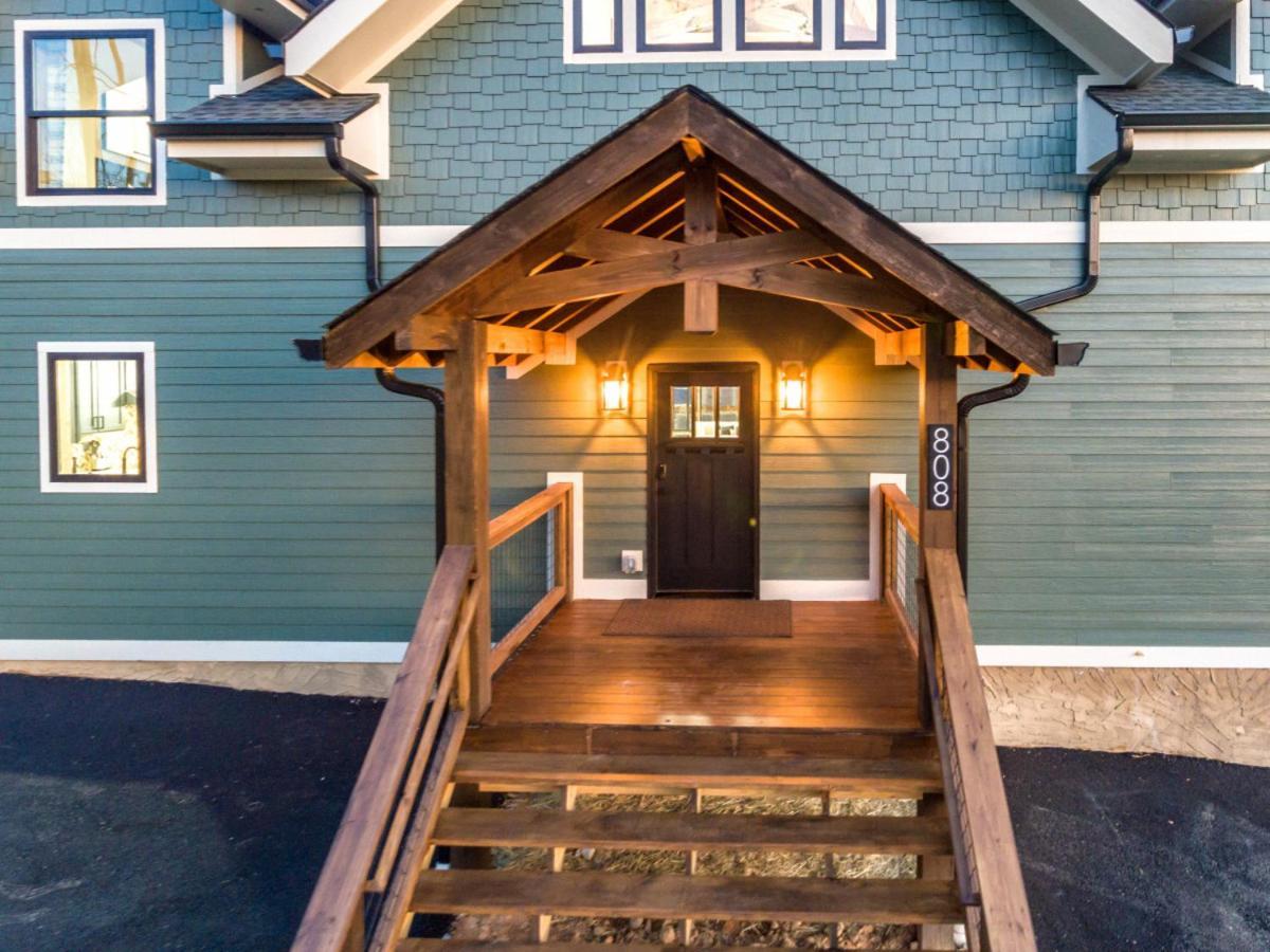 Piney Estate Hot Tub Game Theater *