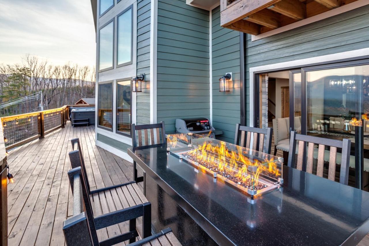Piney Estate Hot Tub Game Theater *