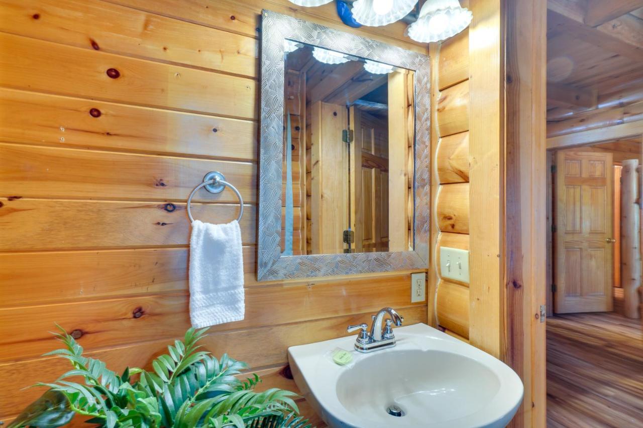 Lovely With Private Hot Tub!