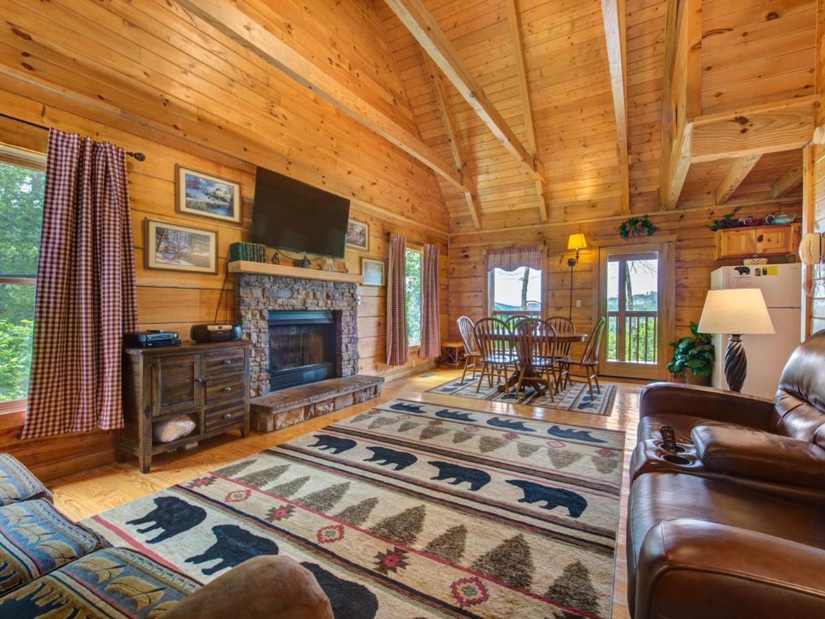 Bear Tracks, 2 Bedrooms, Hot Tub, Fireplace, Wifi, Jetted Tub, Sleeps 6 Holiday home