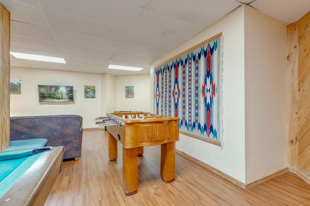Smoky View Chalet, 2 Bedrooms, Pool Table, Foosball, Pool Access, Sleeps 6 Holiday home