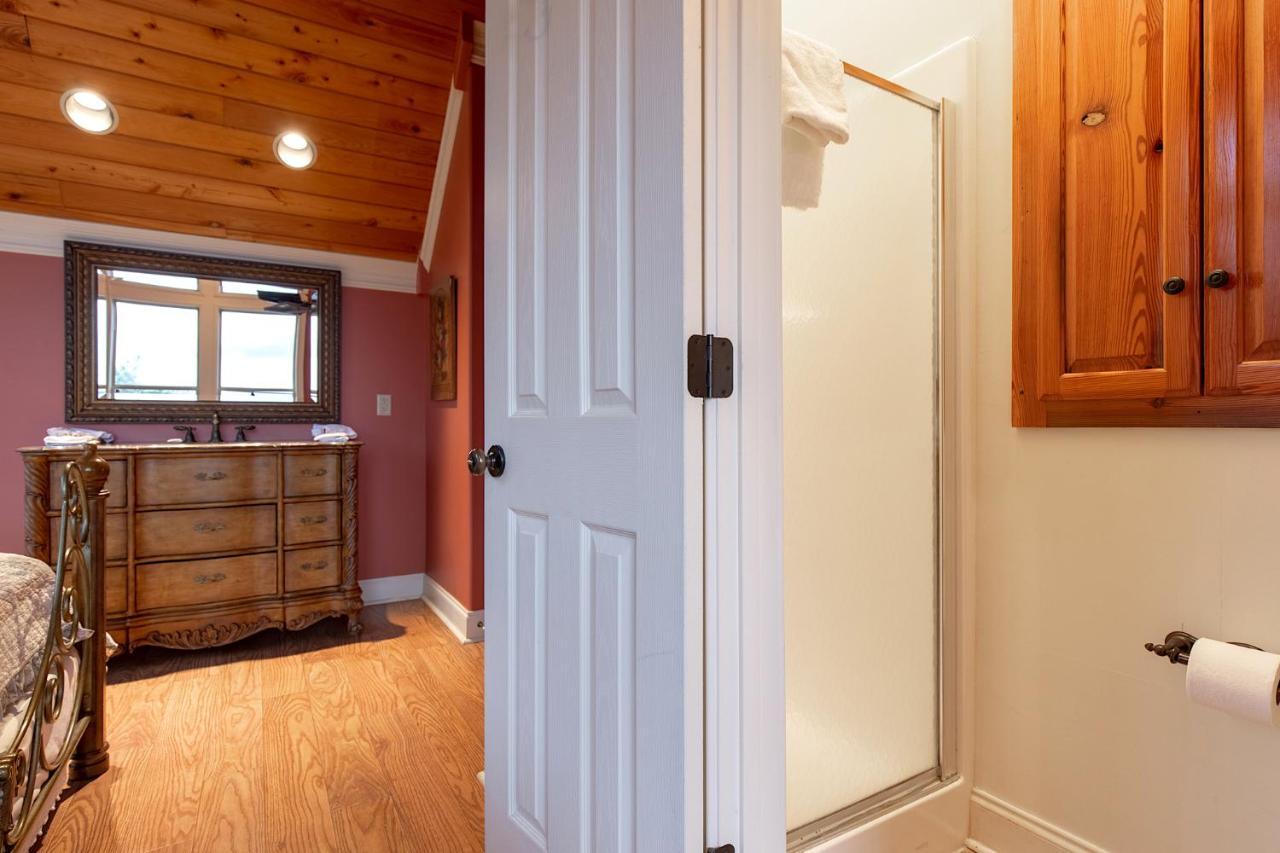 Cajun Spice, 2 Bedrooms, Mountain View, Hot Tub, Wifi, Sleeps 6 Holiday home