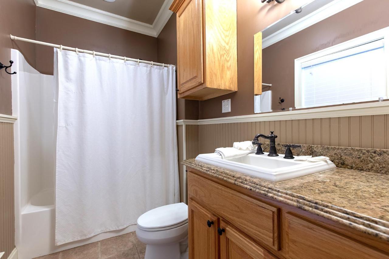Cajun Spice, 2 Bedrooms, Mountain View, Hot Tub, Wifi, Sleeps 6 Holiday home Gatlinburg
