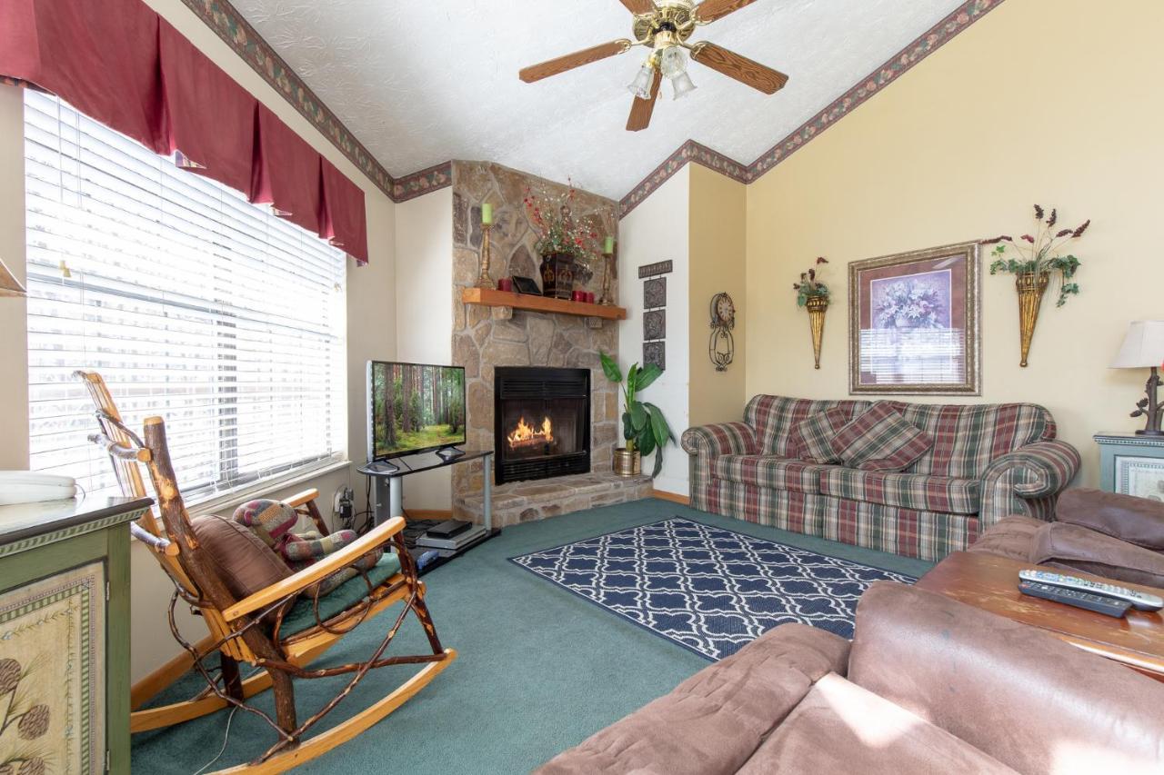 Mountain High View, 3 Bedrooms, Pool Access, Fireplace, Wifi, Sleeps 8 Holiday home *