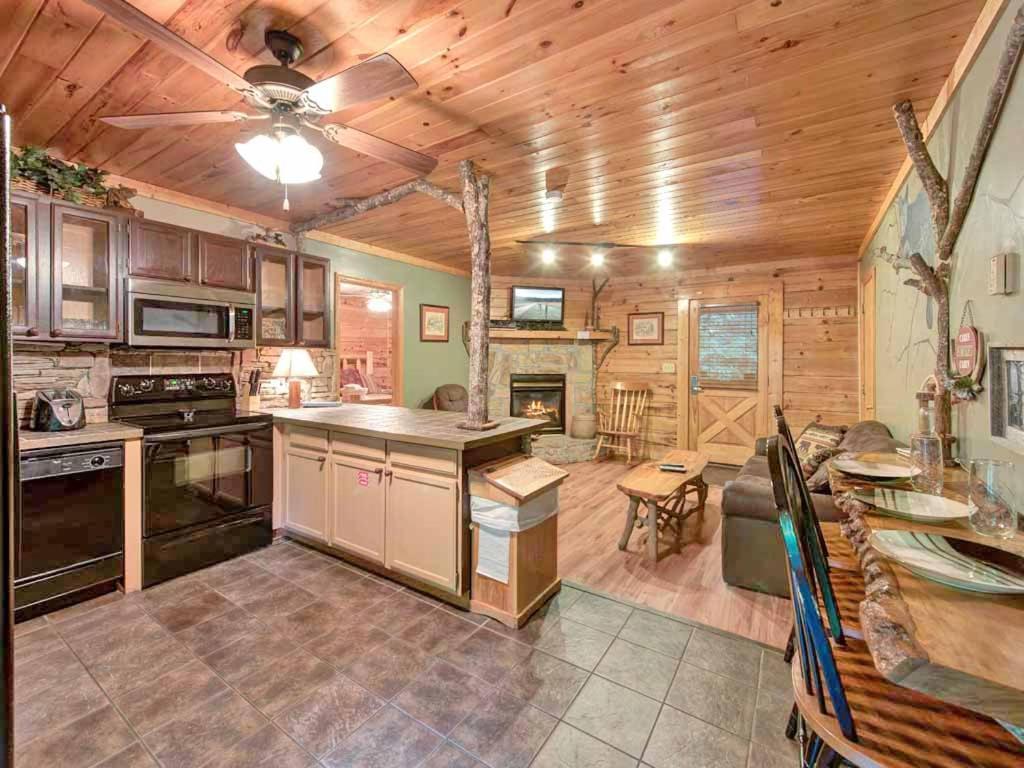 Magical Moments, 1 Bedroom, Sleeps 6, Arcade, Foosball, Walk To Pool * Gatlinburg