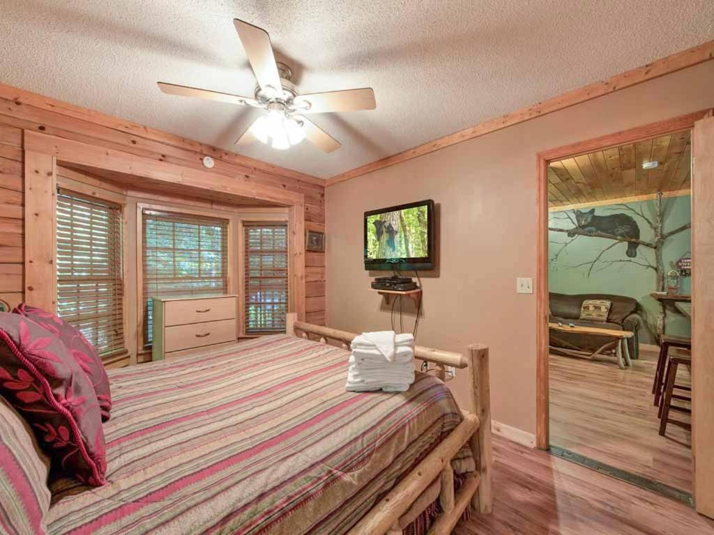 Magical Moments, 1 Bedroom, Sleeps 6, Arcade, Foosball, Walk To Pool Gatlinburg