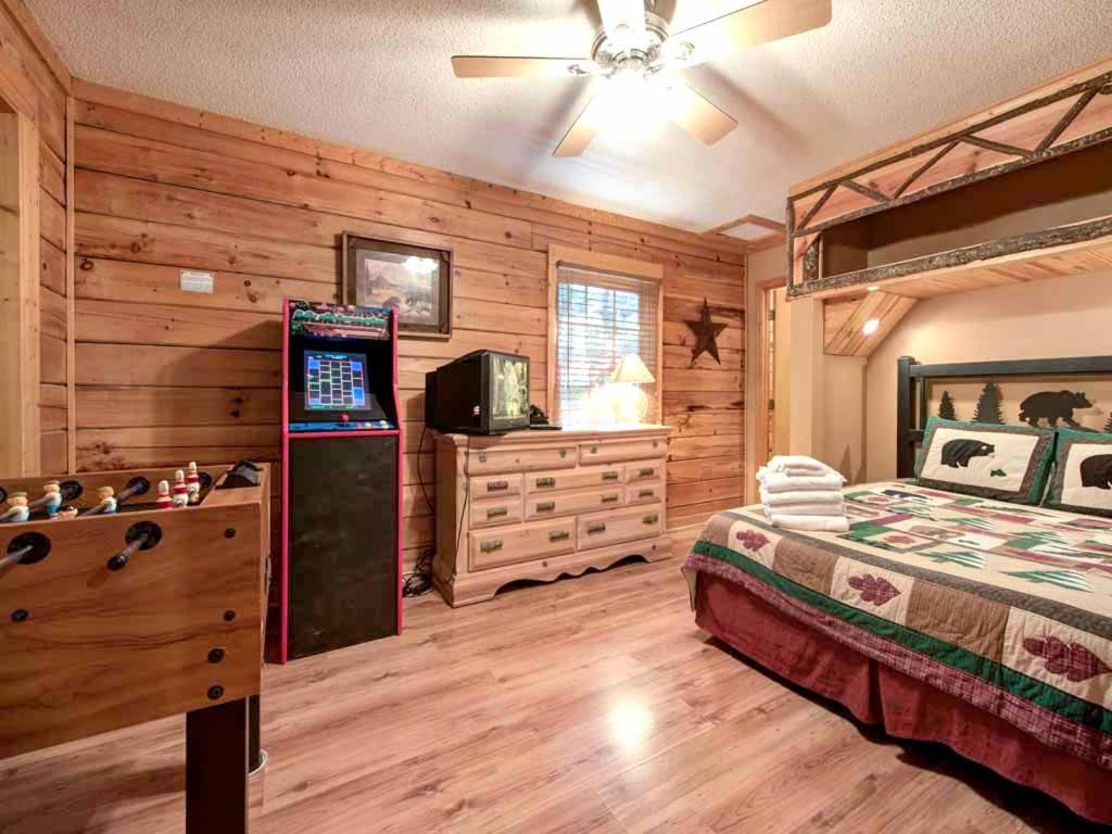 Magical Moments, 1 Bedroom, Sleeps 6, Arcade, Foosball, Walk To Pool Holiday home Gatlinburg