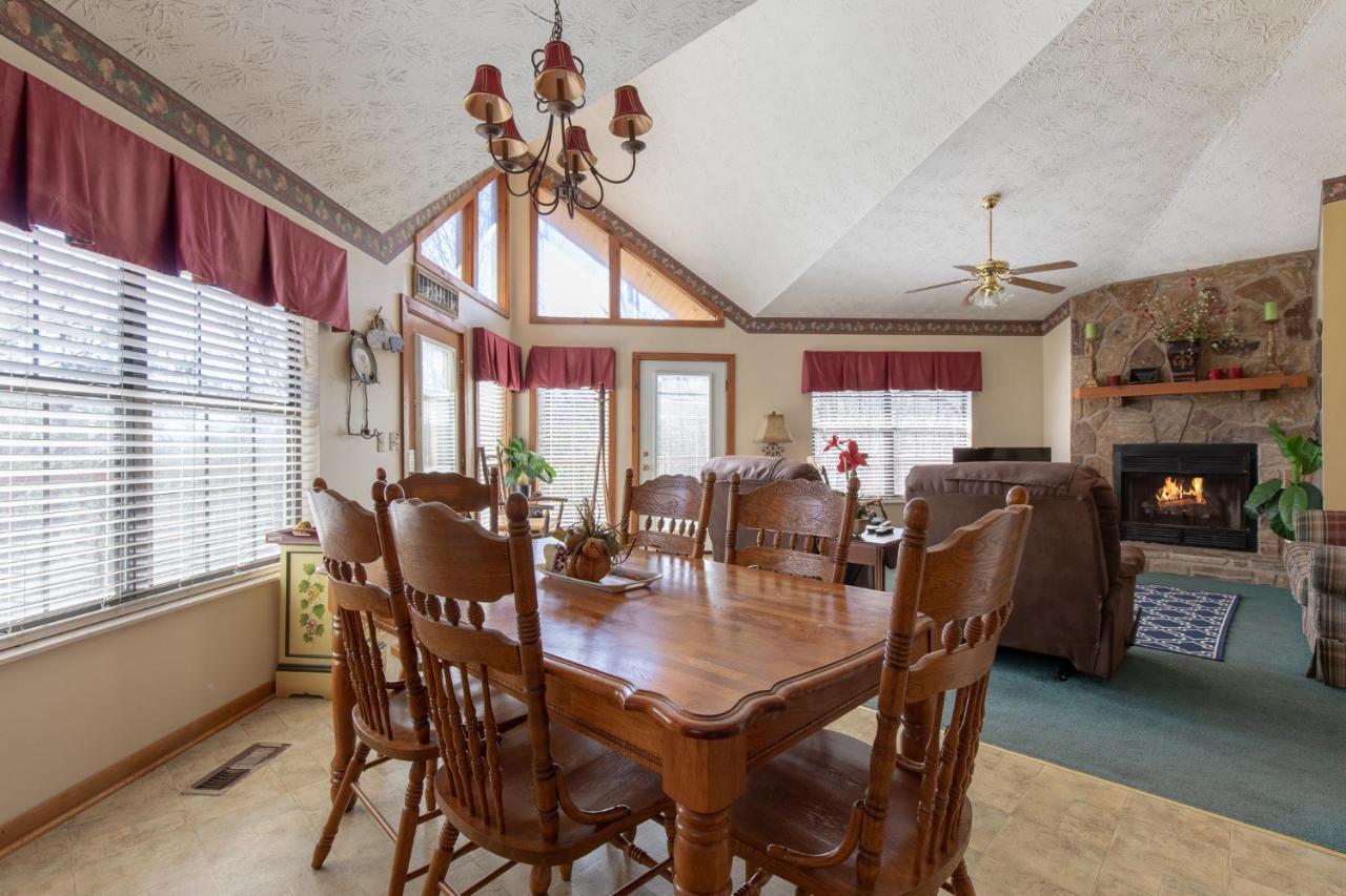 Mountain High View, 3 Bedrooms, Pool Access, Fireplace, Wifi, Sleeps 8 Gatlinburg