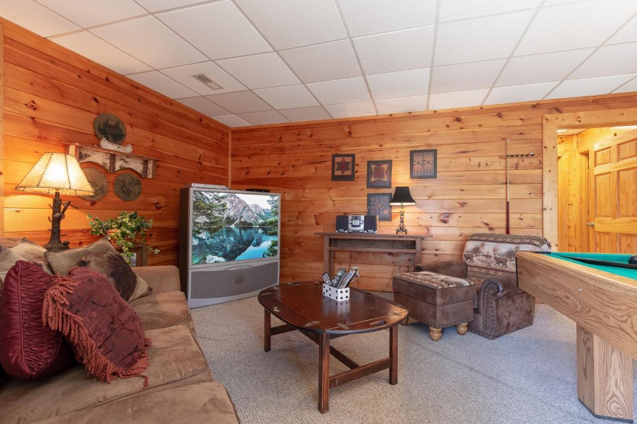 Mountain High View, 3 Bedrooms, Pool Access, Fireplace, Wifi, Sleeps 8 Holiday home *