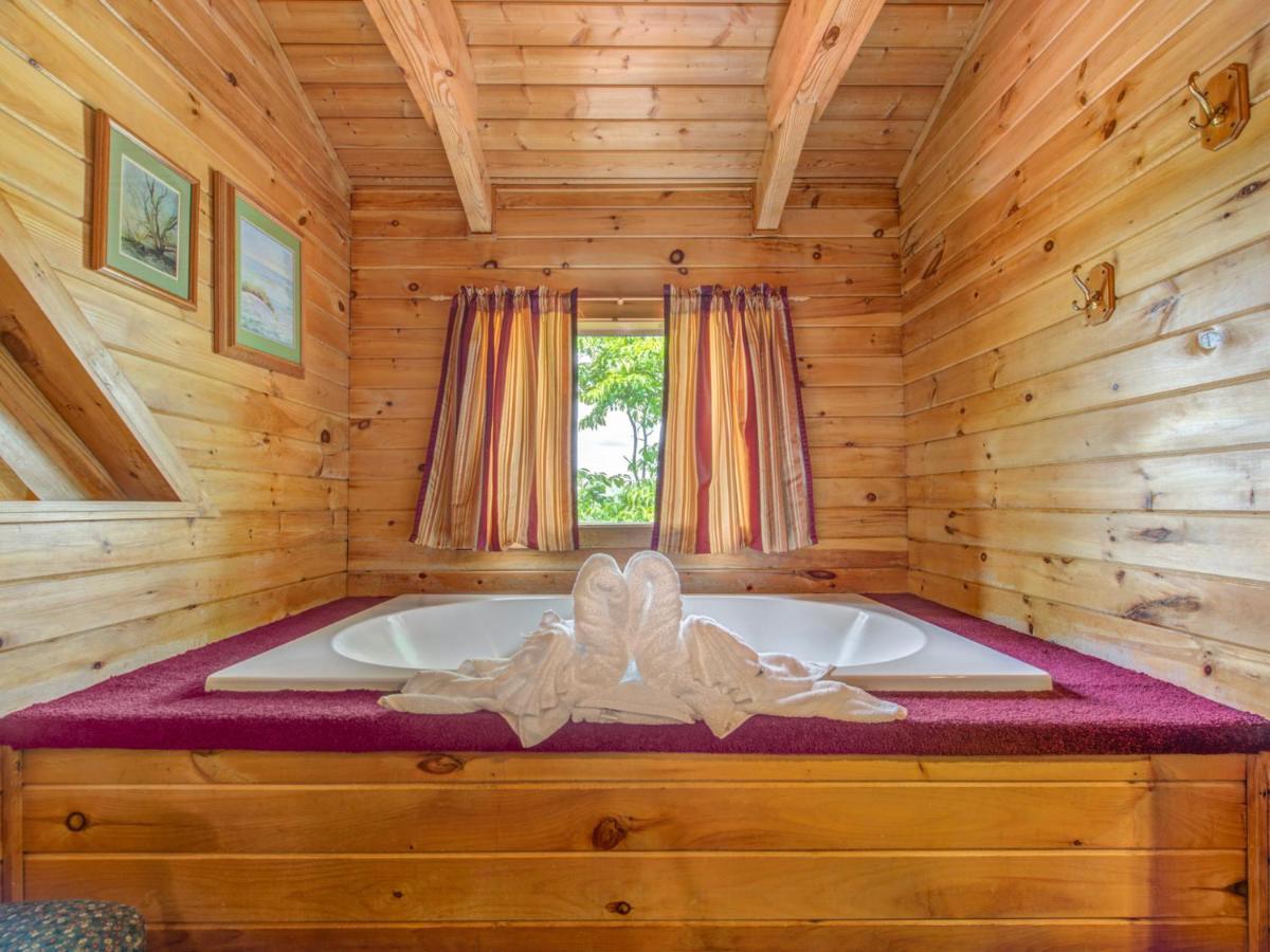 Bear Tracks, 2 Bedrooms, Hot Tub, Fireplace, Wifi, Jetted Tub, Sleeps 6 *