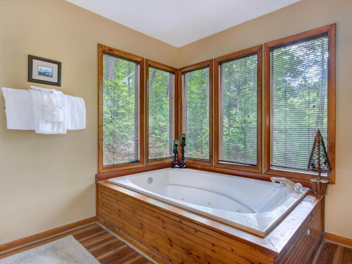 Holiday home Between Here & There, 3 Bedrooms, Sleeps 6, Views, Hot Tub *
