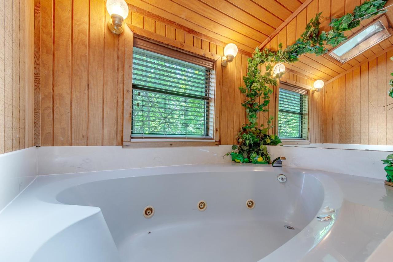 Smoky View Chalet, 2 Bedrooms, Pool Table, Foosball, Pool Access, Sleeps 6 Gatlinburg