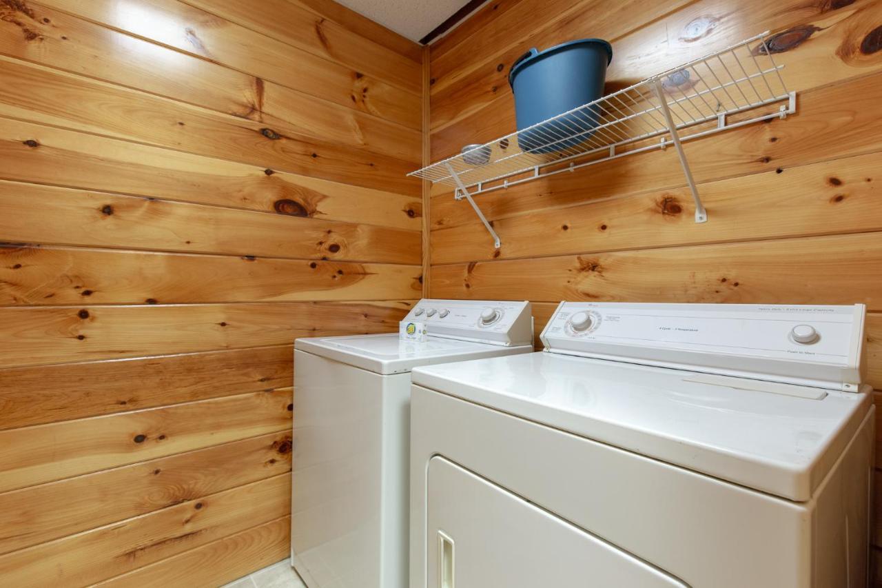 Mountain High View, 3 Bedrooms, Pool Access, Fireplace, Wifi, Sleeps 8 * Gatlinburg