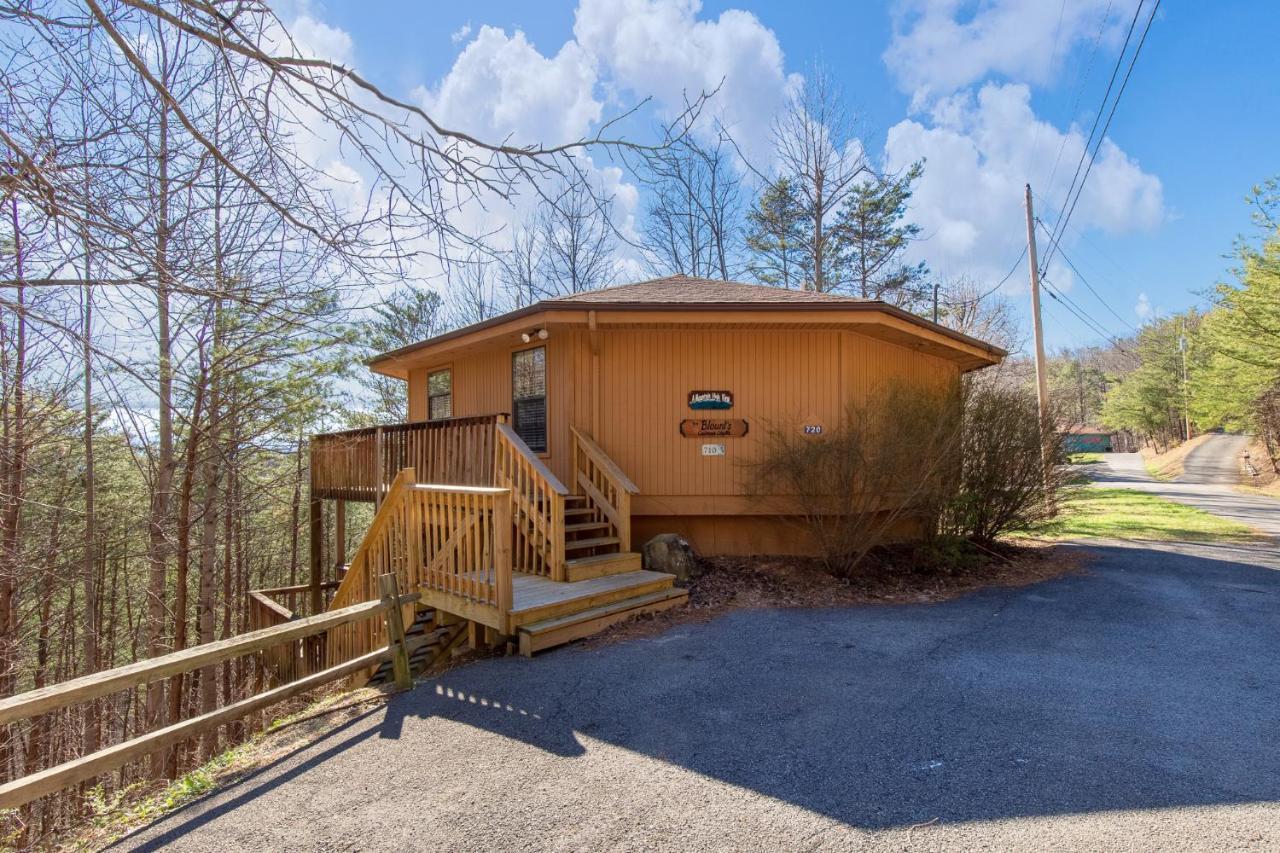 Mountain High View, 3 Bedrooms, Pool Access, Fireplace, Wifi, Sleeps 8 * Gatlinburg