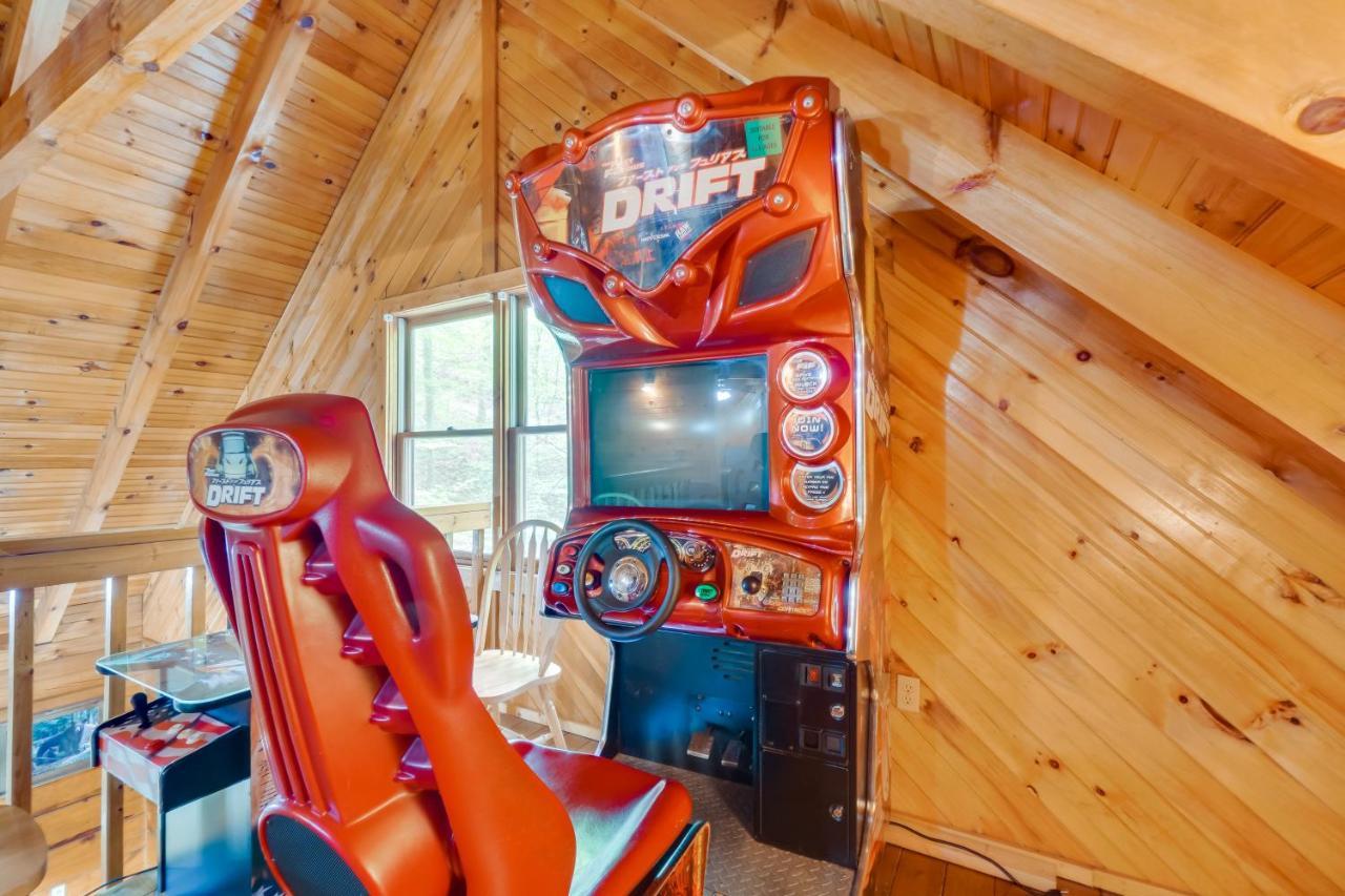 Holiday home With Hot Tub About 6 Mi To Downtown Gatlinburg!
