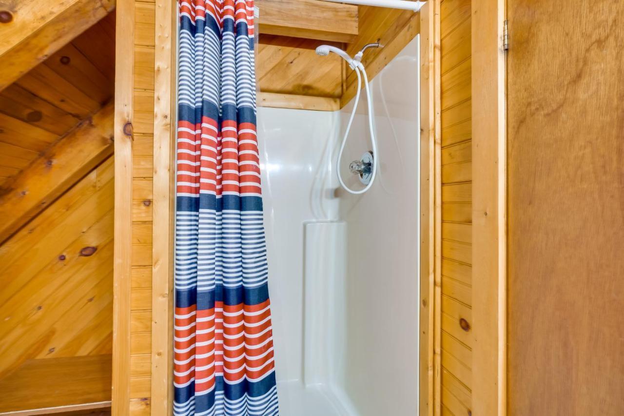 With Hot Tub About 6 Mi To Downtown Gatlinburg! Holiday home Gatlinburg