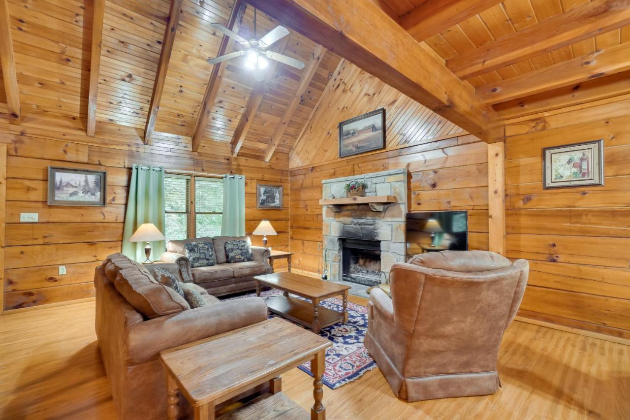 With Hot Tub About 6 Mi To Downtown Gatlinburg! Holiday home Gatlinburg