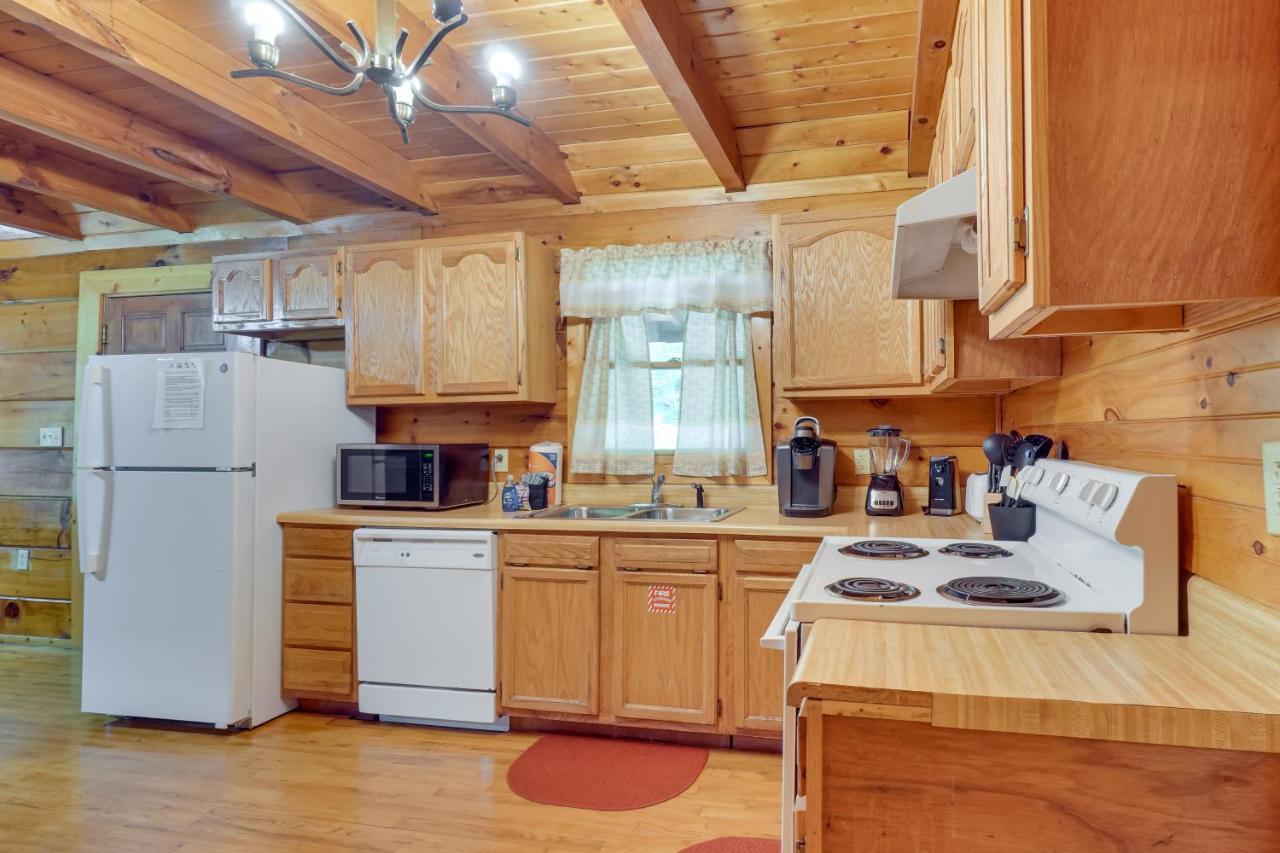 With Hot Tub About 6 Mi To Downtown Gatlinburg! Holiday home