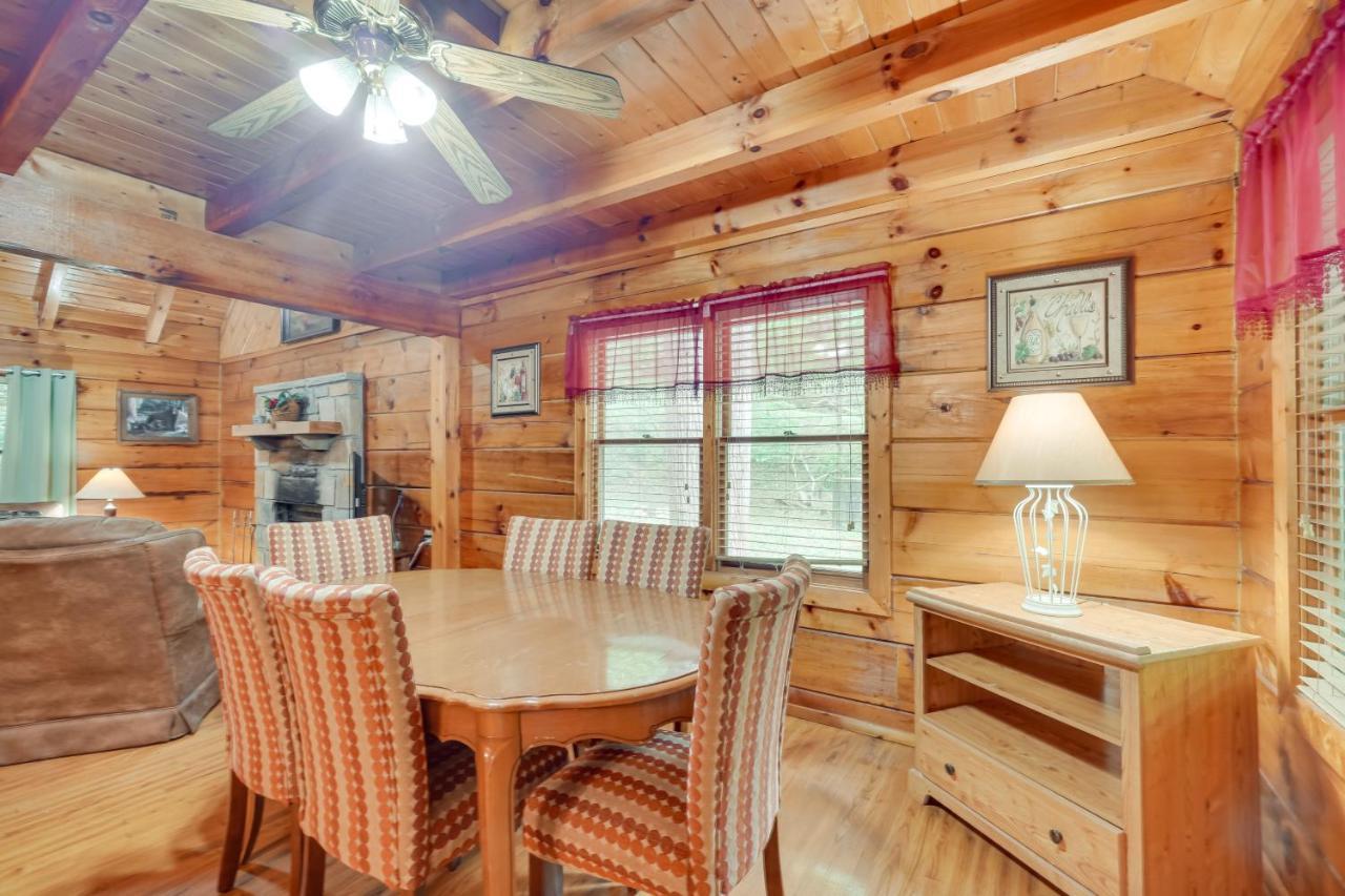 With Hot Tub About 6 Mi To Downtown Gatlinburg! Holiday home