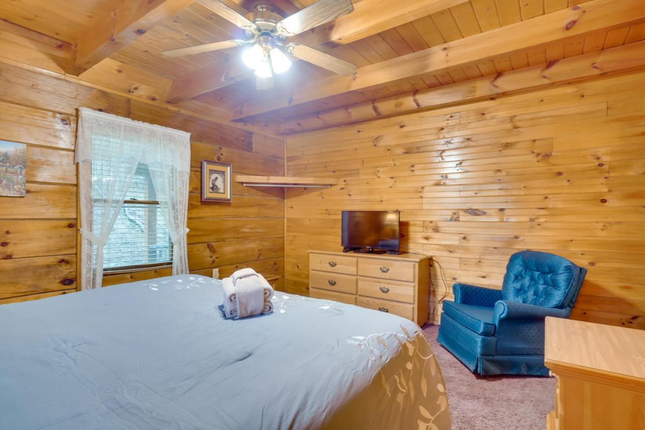 With Hot Tub About 6 Mi To Downtown Gatlinburg! *