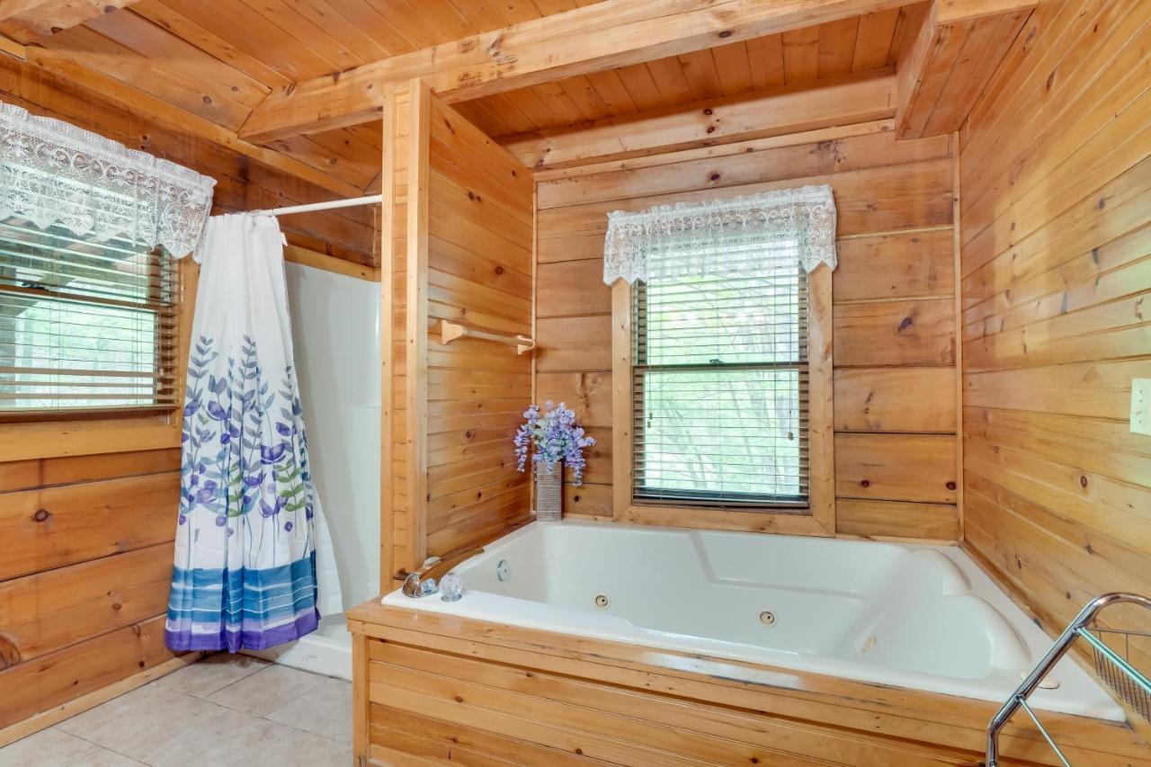 With Hot Tub About 6 Mi To Downtown Gatlinburg! Holiday home