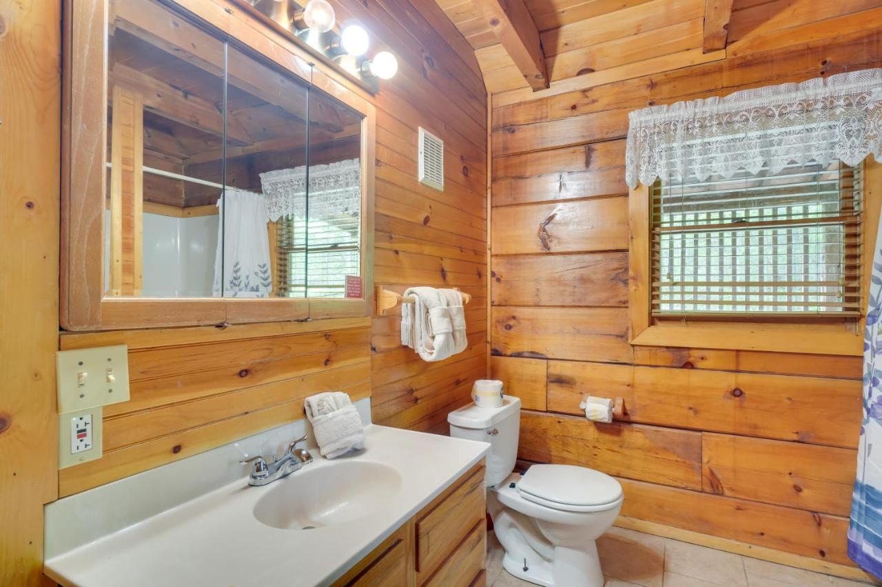Holiday home With Hot Tub About 6 Mi To Downtown Gatlinburg!