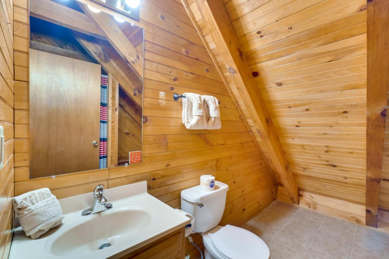 Holiday home With Hot Tub About 6 Mi To Downtown Gatlinburg!
