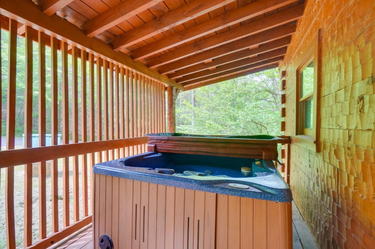 With Hot Tub About 6 Mi To Downtown Gatlinburg! Holiday home *
