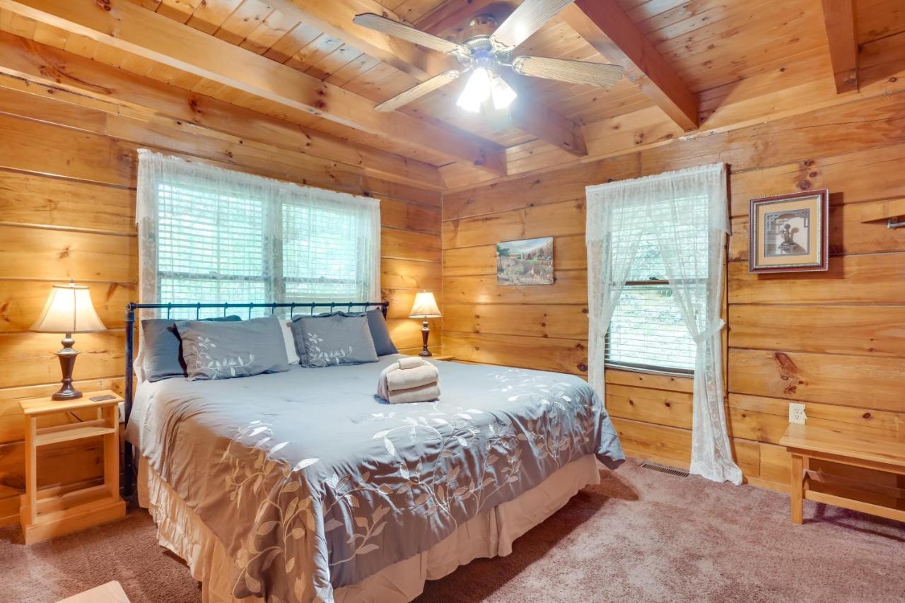With Hot Tub About 6 Mi To Downtown Gatlinburg! Holiday home Gatlinburg