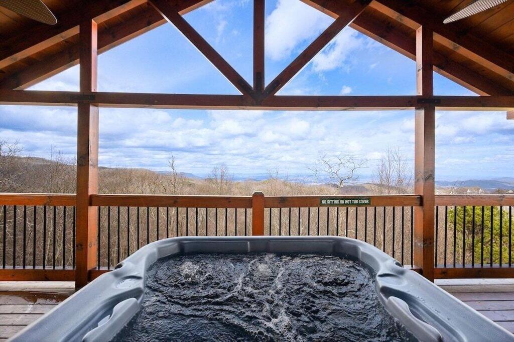 Serenity Summit With Amazing Mountain Views, Indoor Pool, Fire Pit And Hot Tub Holiday home